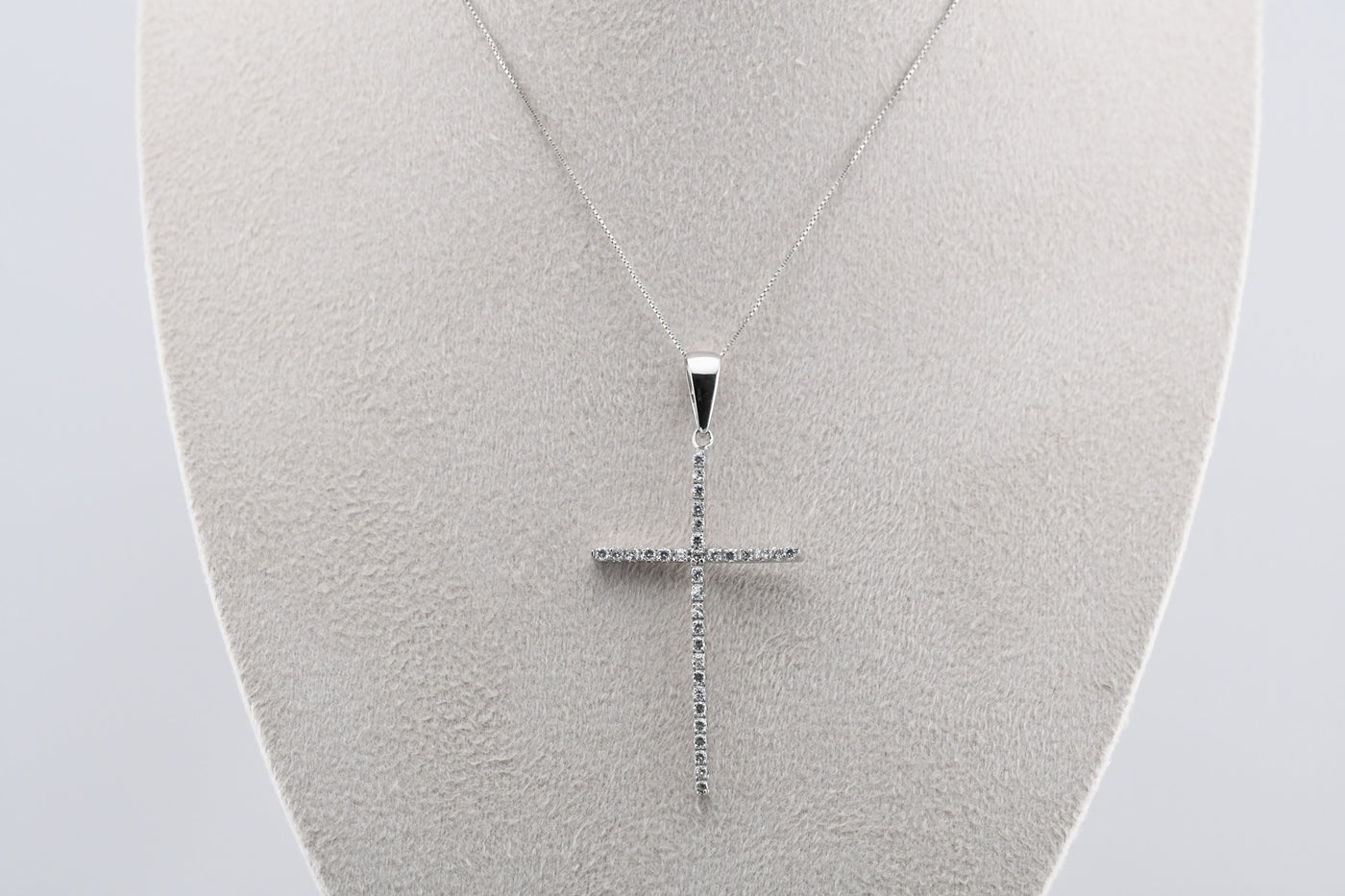 Collana con croce di diamanti